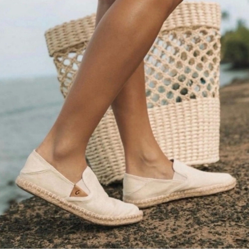 Olukai Kaula Pa’a kapa Espadrille slip on in light tan linen. Size 9
